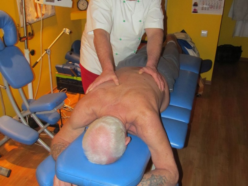Masaż izometryczny wykonywany przez doświadczonego masażystę 